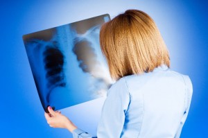 בדיקת רנטגן תאבחן את הבעיה: כאבי גב בגלל דלקת בריאות